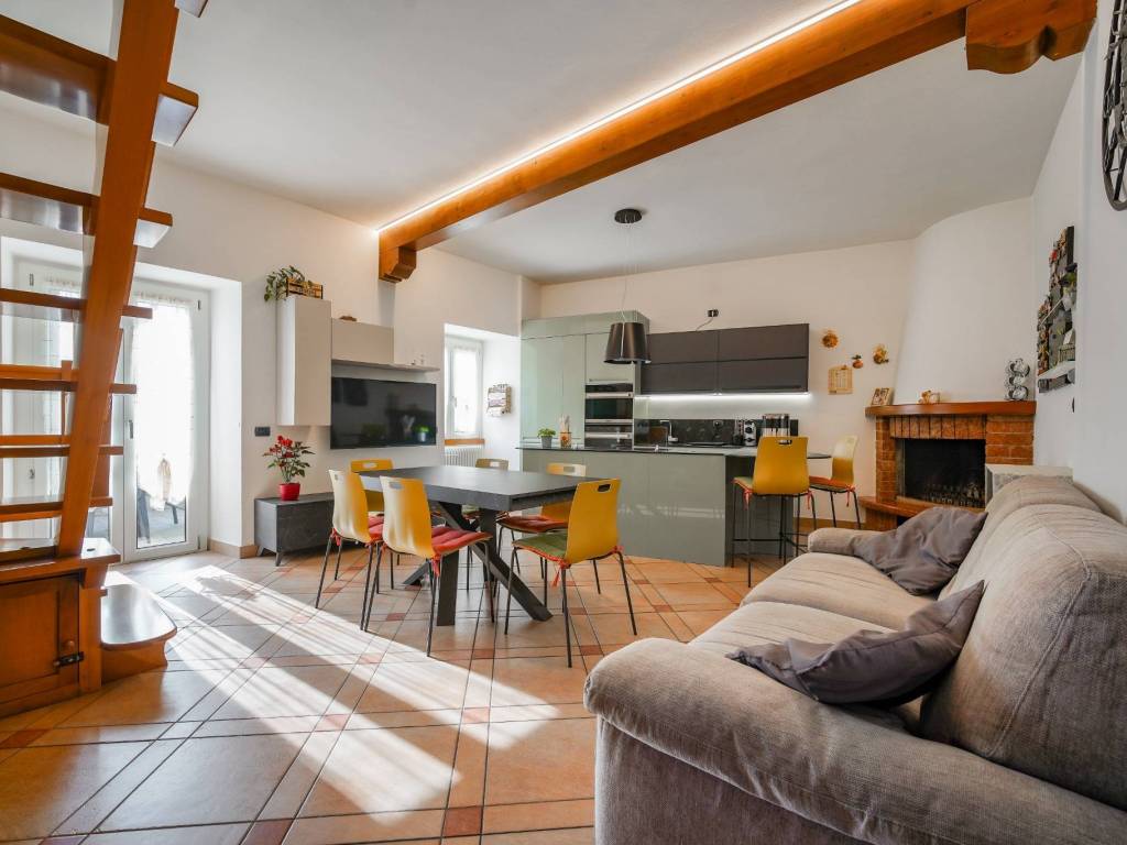 casa indipendente in vendita a Valmadrera in zona Centro Storico