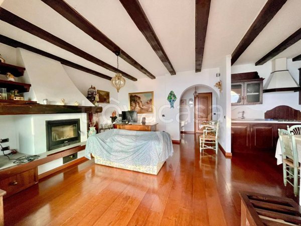 casa indipendente in vendita a Varenna