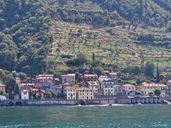 casa indipendente in vendita a Varenna in zona Fiumelatte