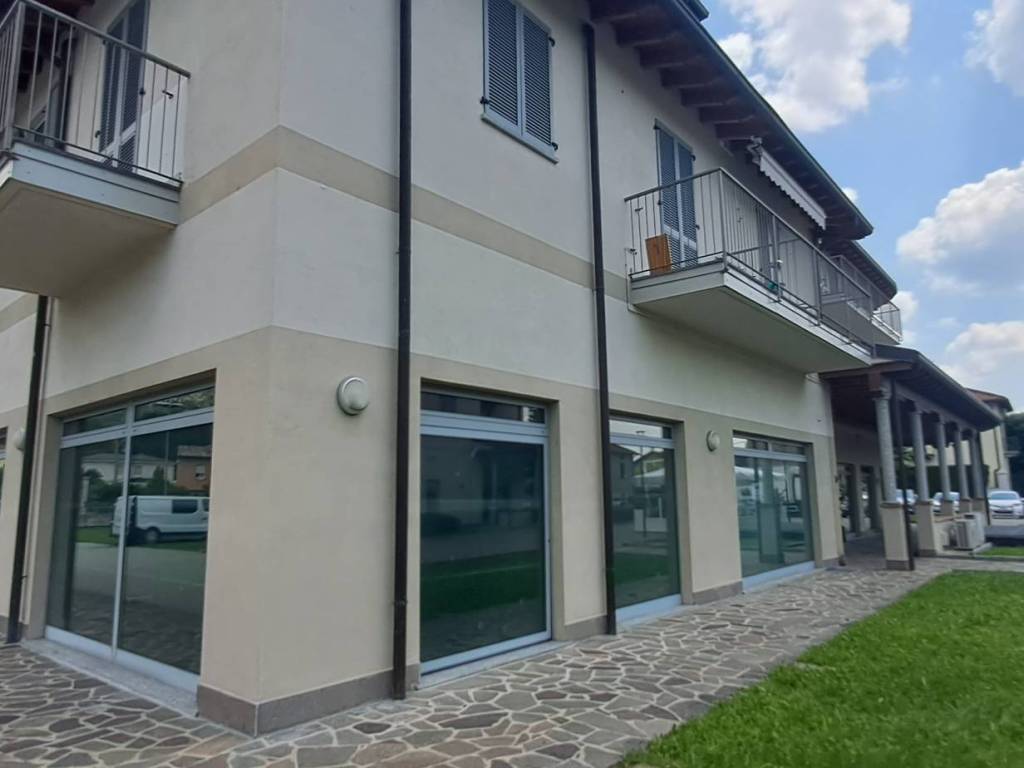 negozio in vendita a Vercurago