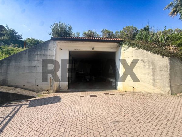 locale di sgombero in vendita a Viganò