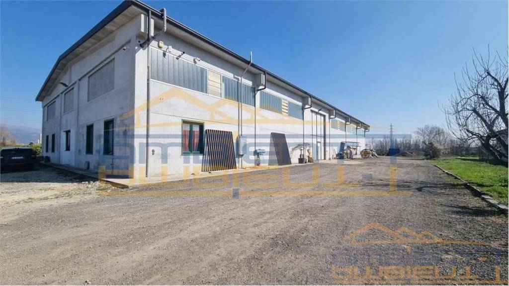 locale commerciale in vendita a Verderio