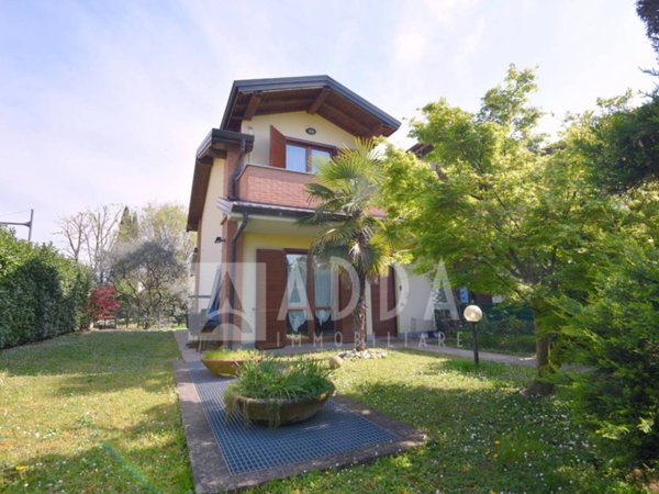 casa indipendente in vendita a Verderio in zona Verderio Inferiore