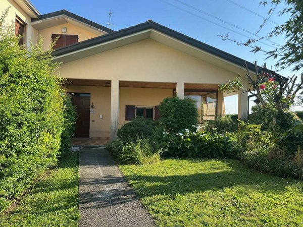 casa indipendente in vendita a Verderio in zona Verderio Inferiore