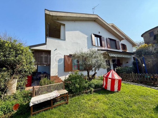 casa indipendente in vendita a Verderio in zona Verderio Inferiore