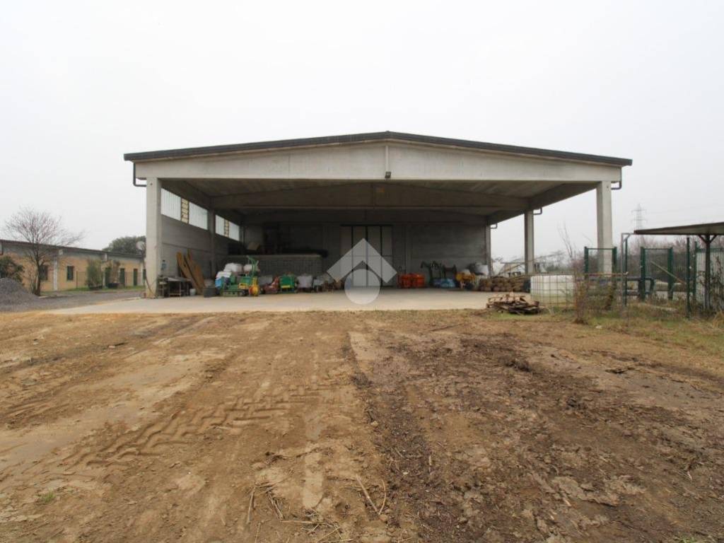 locale commerciale in vendita a Verderio in zona Verderio Superiore