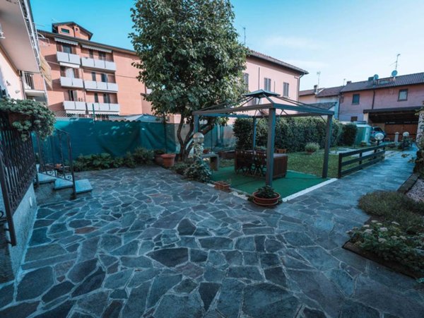 casa indipendente in vendita a Verderio in zona Verderio Inferiore