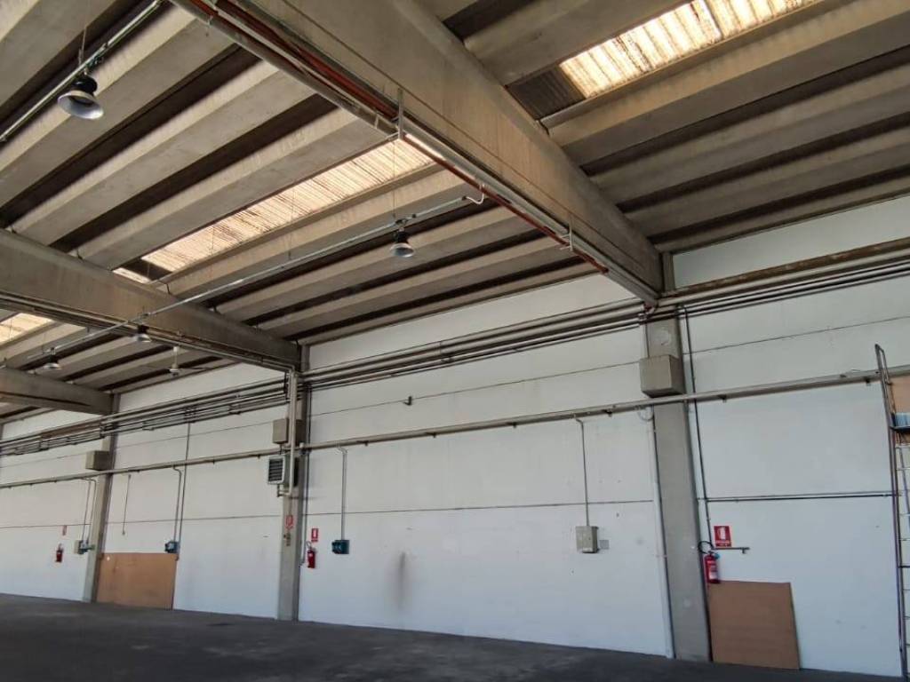 locale commerciale in vendita a Verderio