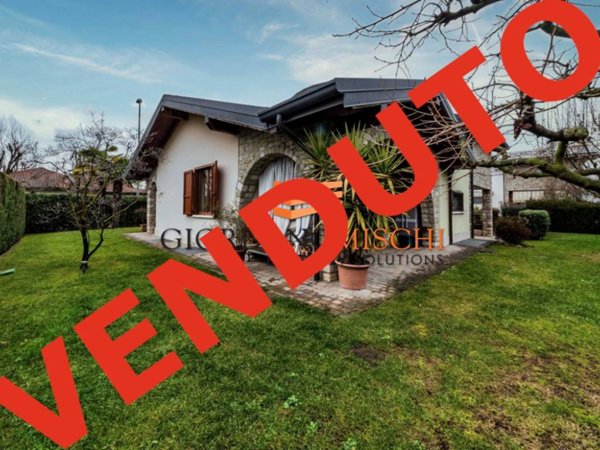 casa indipendente in vendita a Verderio in zona Verderio Inferiore
