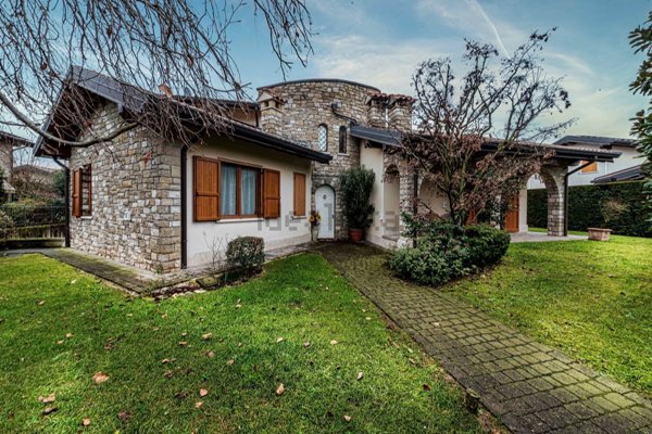 casa indipendente in vendita a Verderio in zona Verderio Superiore