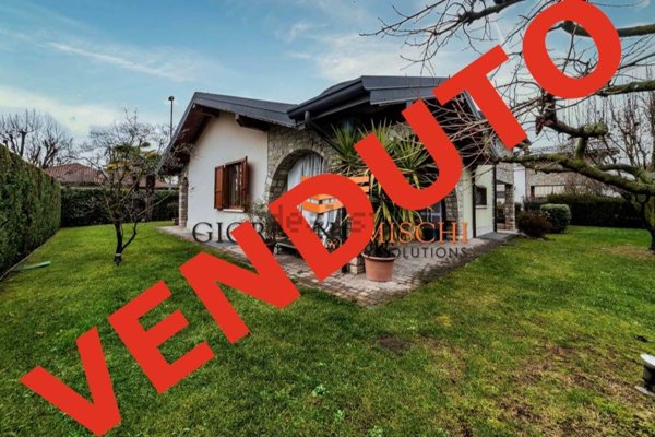 casa indipendente in vendita a Verderio in zona Verderio Inferiore