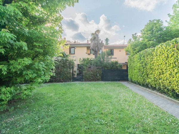 casa indipendente in vendita a Verderio in zona Verderio Superiore