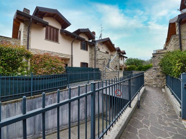 casa indipendente in vendita a Verderio in zona Verderio Inferiore
