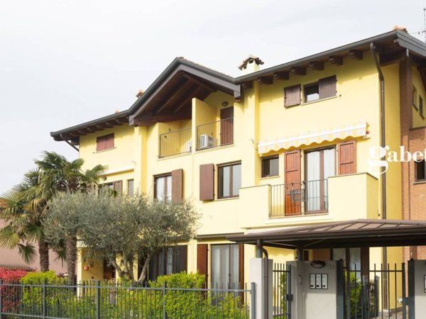 appartamento in vendita a Verderio in zona Verderio Inferiore