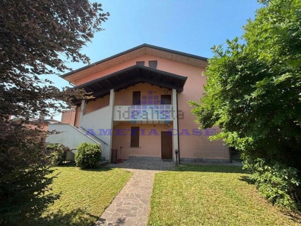 appartamento in vendita a Verderio in zona Verderio Inferiore