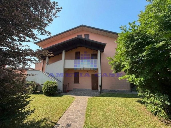 appartamento in vendita a Verderio in zona Verderio Inferiore