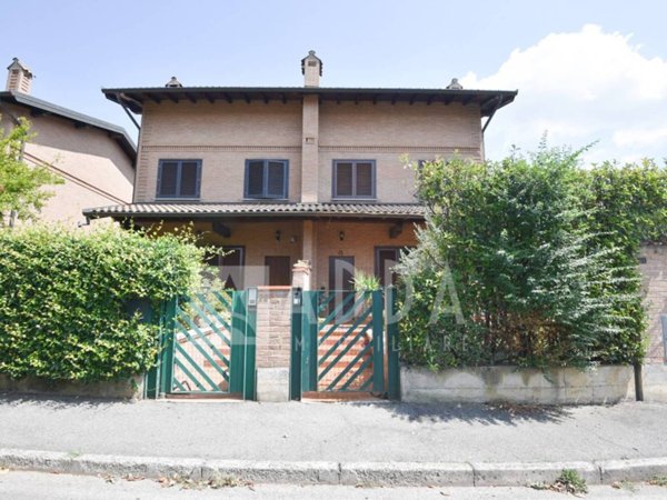 casa indipendente in vendita a Verderio in zona Verderio Inferiore
