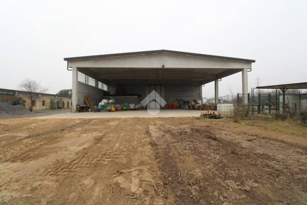 locale commerciale in vendita a Verderio in zona Verderio Superiore