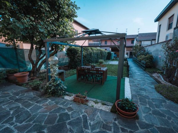 casa indipendente in vendita a Verderio in zona Verderio Inferiore