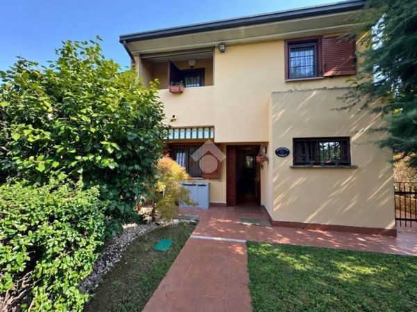 casa indipendente in vendita a Verderio in zona Verderio Superiore