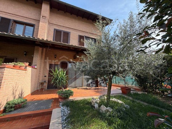 casa indipendente in vendita a Verderio in zona Verderio Inferiore