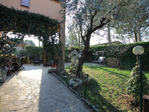 casa indipendente in vendita a La Valletta Brianza in zona Spiazzo