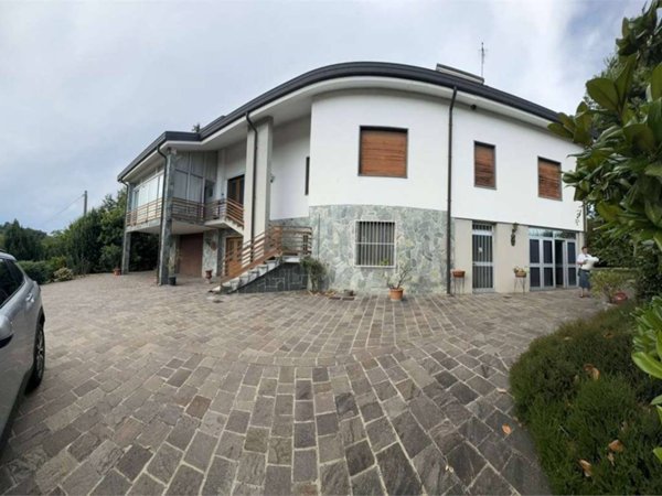 intera palazzina in vendita a La Valletta Brianza in zona Monte
