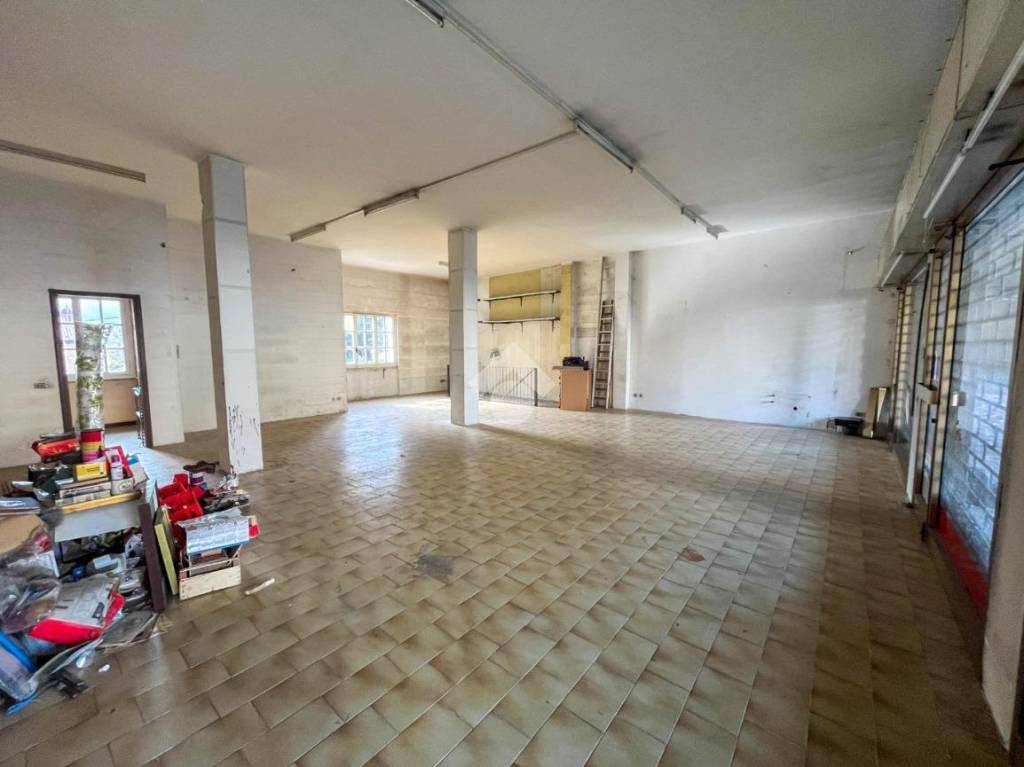negozio in vendita a La Valletta Brianza