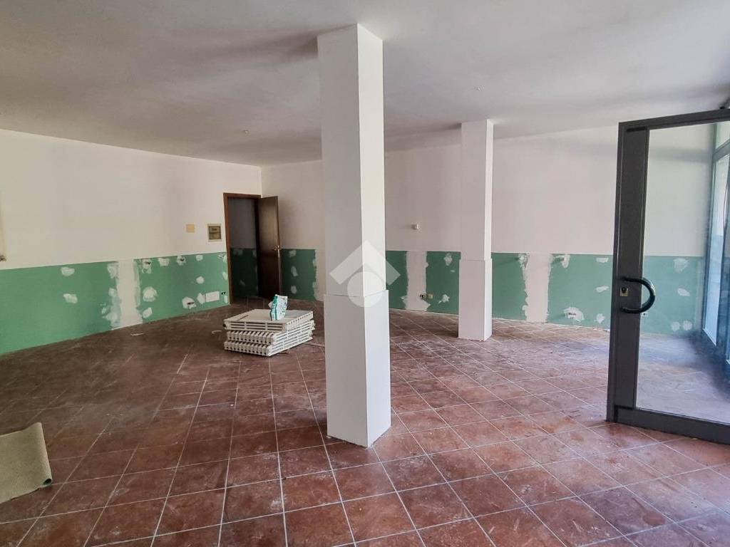 negozio in vendita a La Valletta Brianza in zona Rovagnate