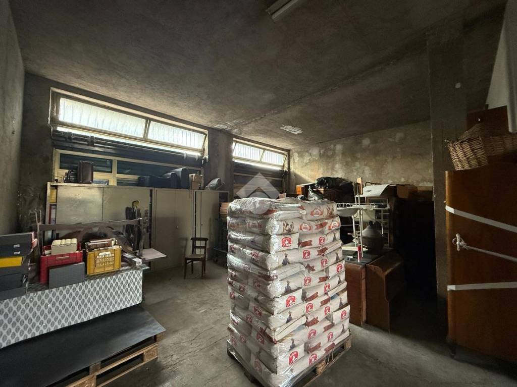 negozio in vendita a La Valletta Brianza