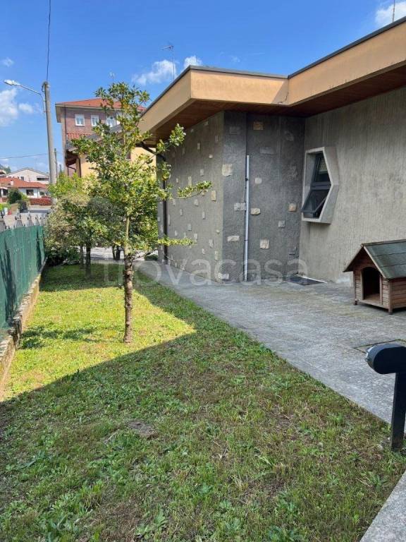 casa indipendente in vendita a La Valletta Brianza