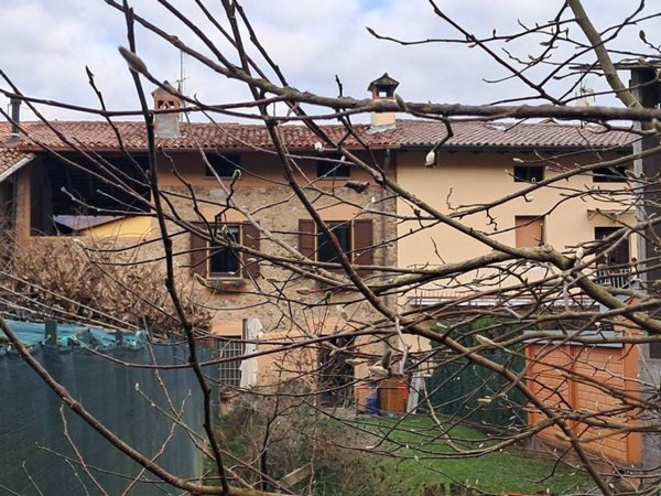 casa indipendente in vendita a La Valletta Brianza in zona Sara