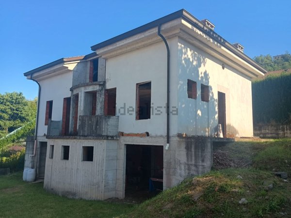 casa indipendente in vendita a La Valletta Brianza