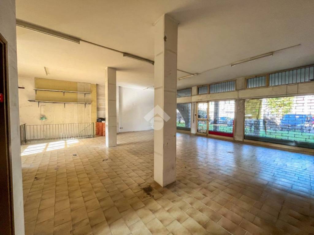 negozio in vendita a La Valletta Brianza