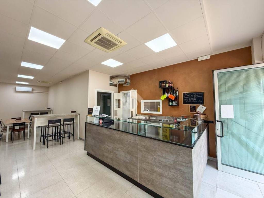 negozio in vendita a La Valletta Brianza in zona Perego