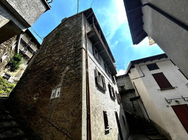 casa indipendente in vendita a Valvarrone in zona Tremenico