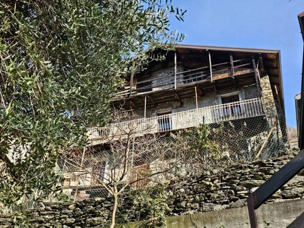 casa indipendente in vendita a Valvarrone in zona Introzzo