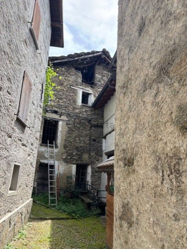 casale in vendita a Valvarrone