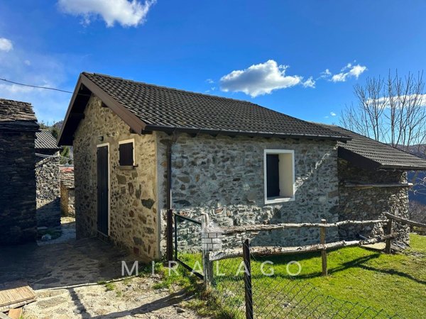 casa indipendente in vendita a Valvarrone in zona Subiale