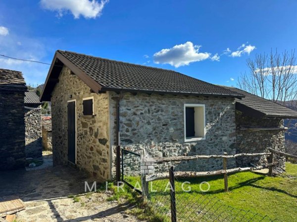casa indipendente in vendita a Valvarrone in zona Subiale