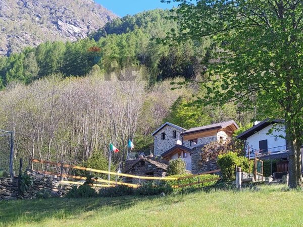 casa indipendente in vendita a Valvarrone in zona Subiale