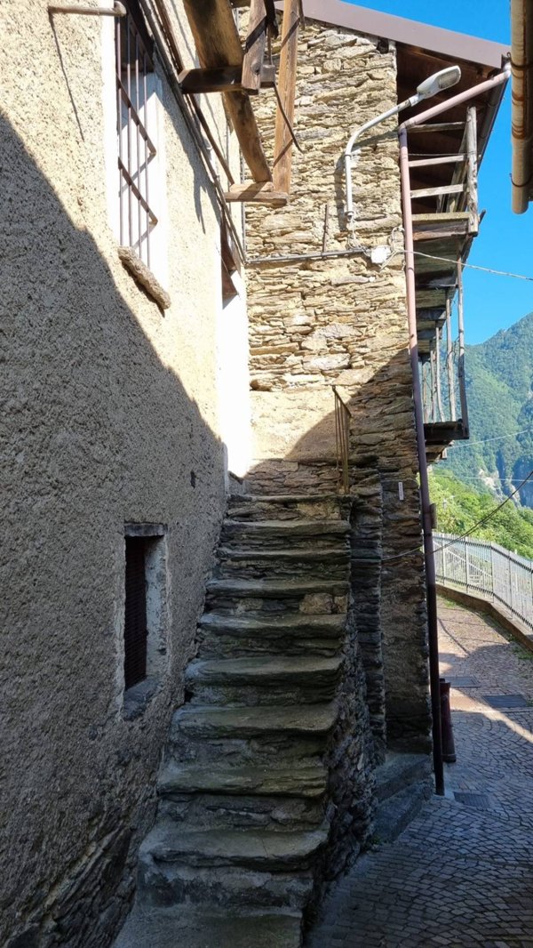 casa indipendente in vendita a Valvarrone in zona Introzzo