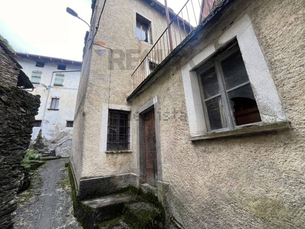 casa indipendente in vendita a Valvarrone in zona Avano