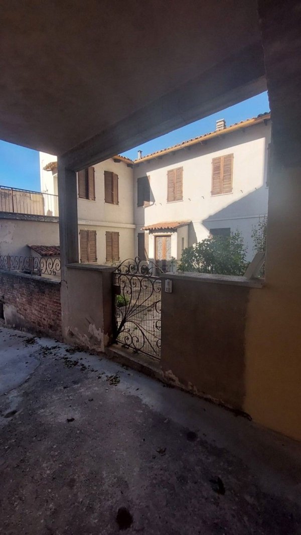 esavano in vendita a Frassinello Monferrato