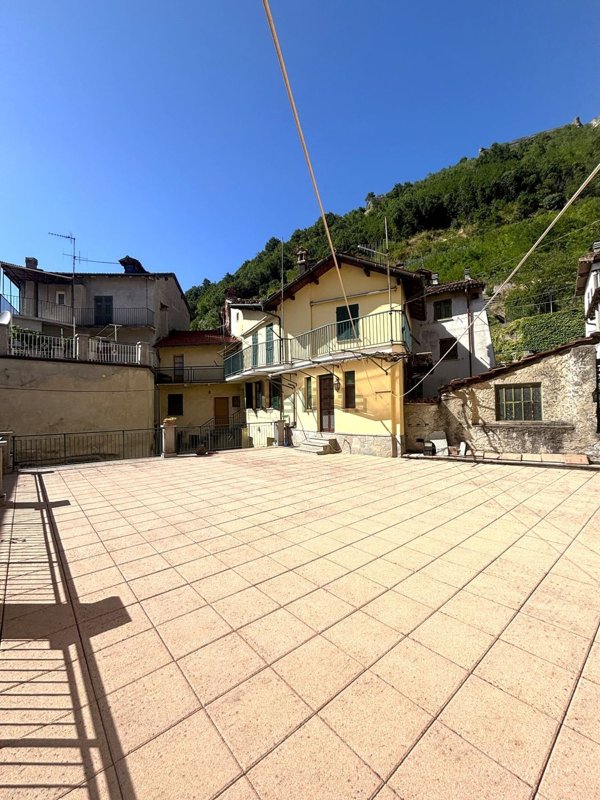 casa indipendente in vendita a Gavi