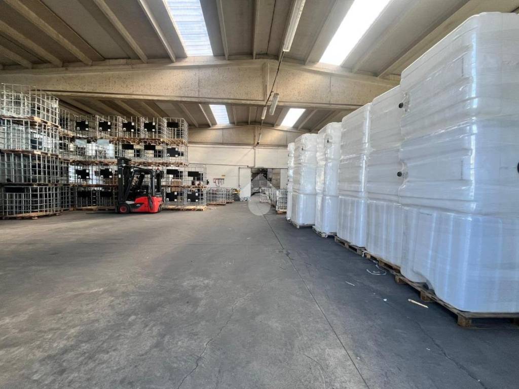 locale commerciale in vendita a Molino dei Torti