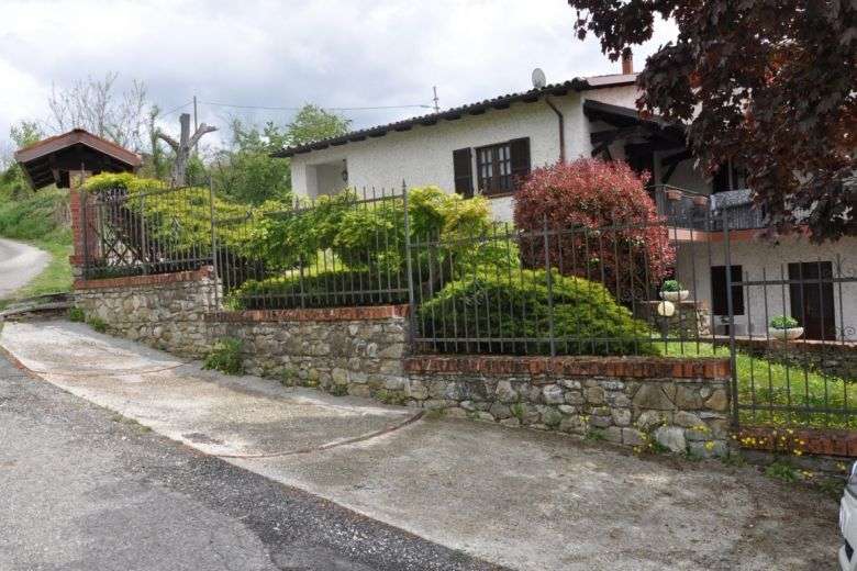 casa indipendente in vendita a Momperone