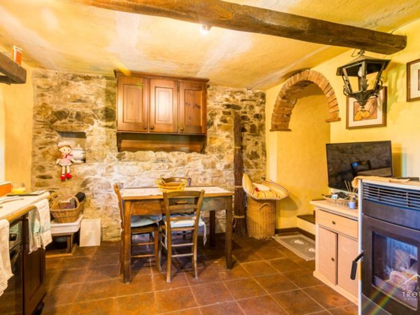 casa indipendente in vendita a Mongiardino Ligure in zona Castellaro