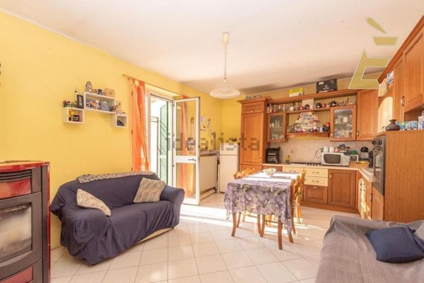 casa indipendente in vendita a Montecastello