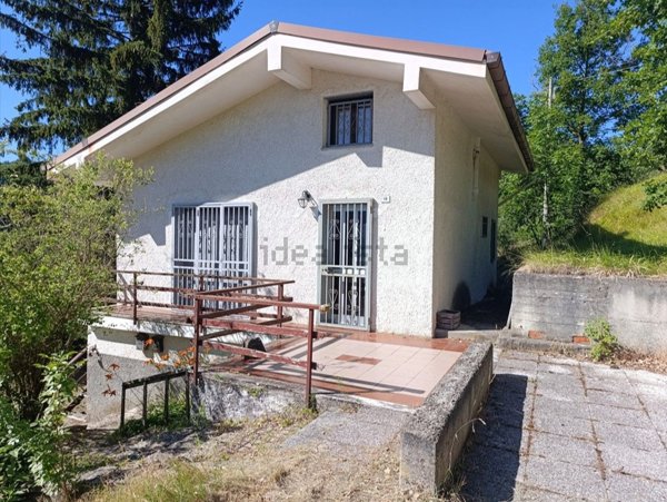 casa indipendente in vendita a Morbello in zona Piazza